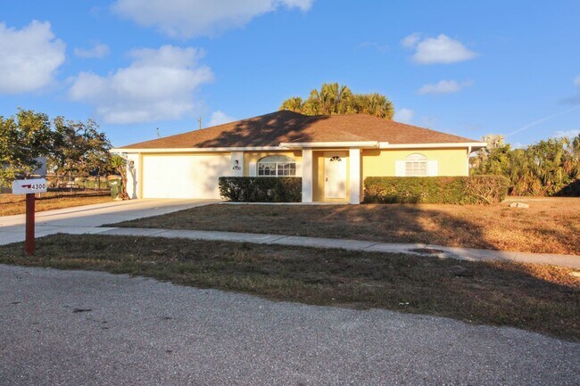4300 Ancon St in North Port, FL - Building Photo - Building Photo