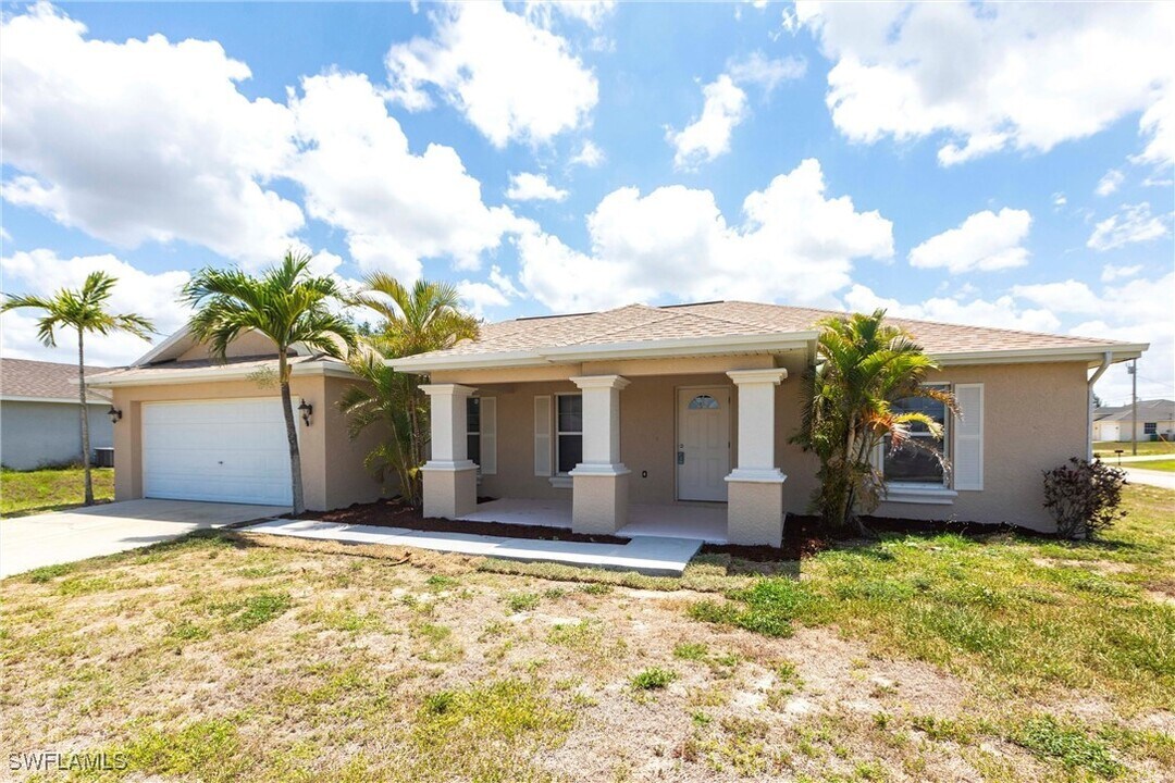 2121 NW 18th Pl in Cape Coral, FL - Foto de edificio