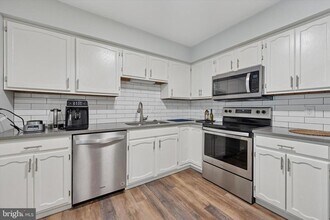 250 Valley Stream Ln in Chesterbrook, PA - Building Photo - Building Photo