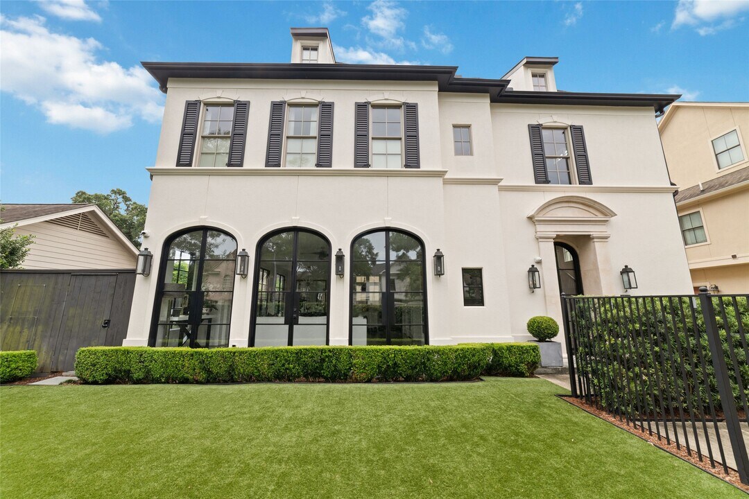 30 Lana Ln in Houston, TX - Building Photo