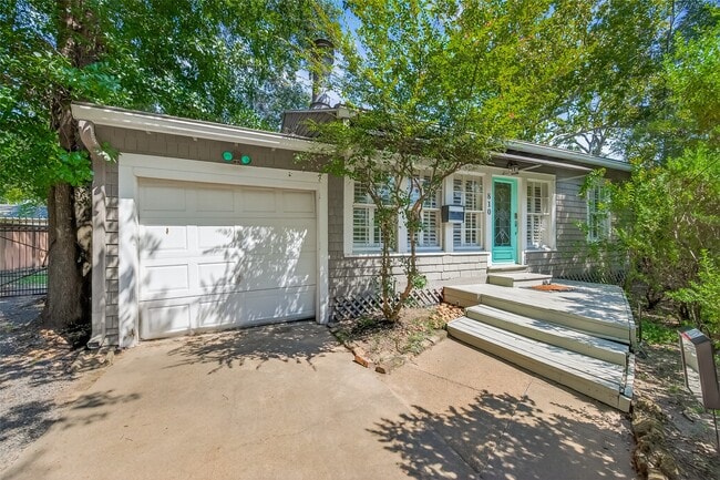 property at 810 W 41st St
