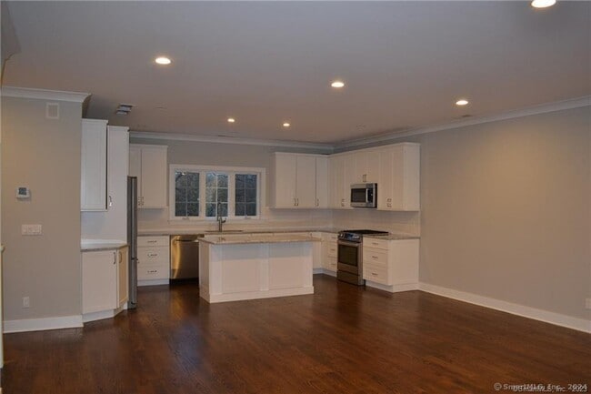 2160 Kings Hwy in Fairfield, CT - Building Photo - Building Photo