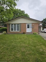 57 Kingswood Dr in Kitchener, ON - Building Photo