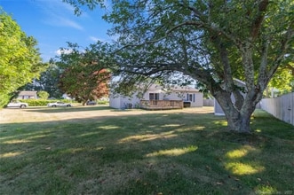 8 Indian Field Rd in Groton, CT - Foto de edificio - Building Photo