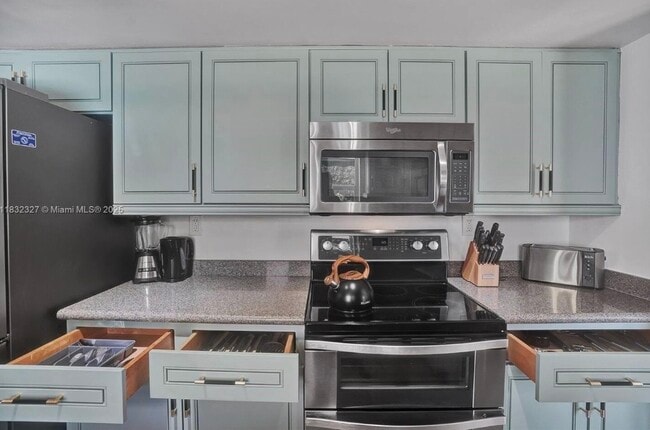 6421 NE 22nd Ave in Fort Lauderdale, FL - Foto de edificio - Building Photo