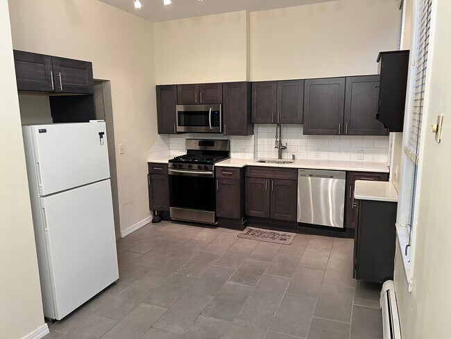 90 Manhattan Ave, Unit 2 in Jersey City, NJ - Building Photo - Building Photo