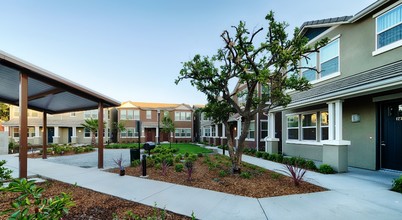 Crichton Place in Fresno, CA - Foto de edificio - Building Photo