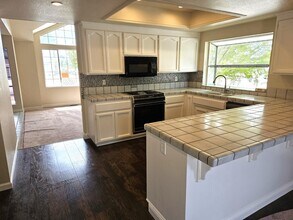 1000 Peach Ct in Hollister, CA - Building Photo - Building Photo