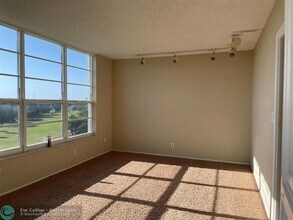 605 Oaks Dr in Pompano Beach, FL - Foto de edificio - Building Photo