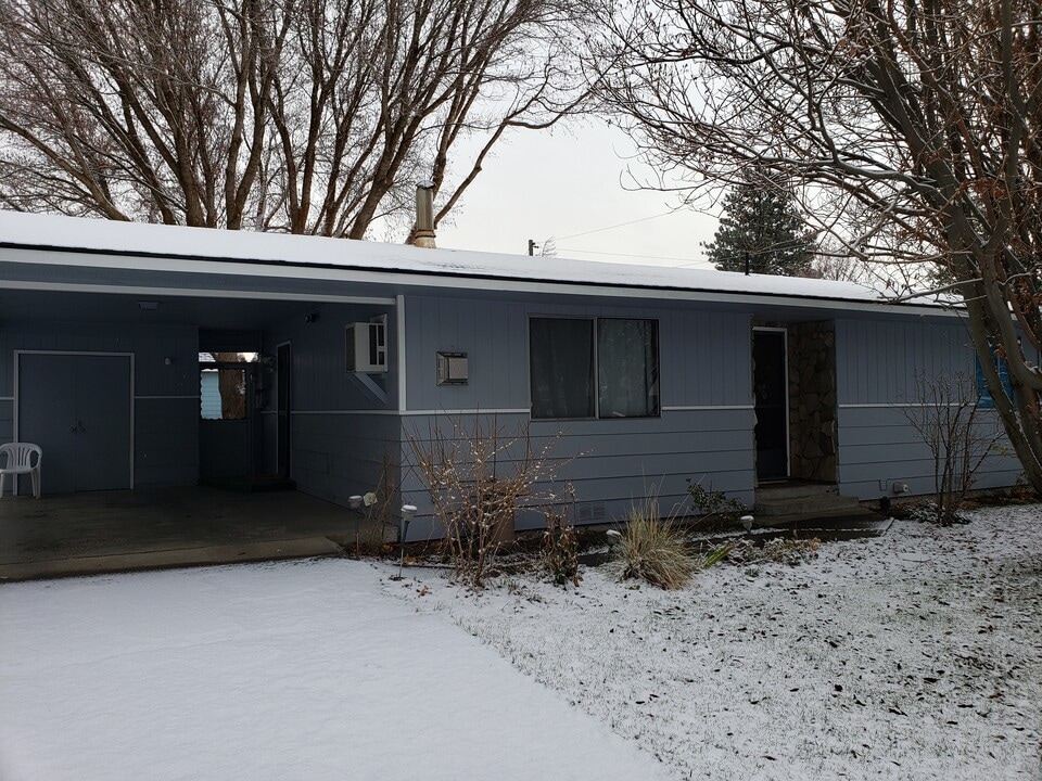 206 N Dennis St in Ellensburg, WA - Foto de edificio