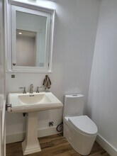 6810 W 85th Pl in Los Angeles, CA - Foto de edificio - Building Photo