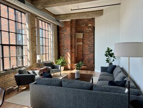 801 Broadway Ave NW, Unit 451 in Grand Rapids, MI - Building Photo - Building Photo