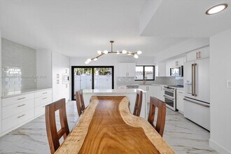 16449 NE 26th Ave in North Miami Beach, FL - Foto de edificio - Building Photo