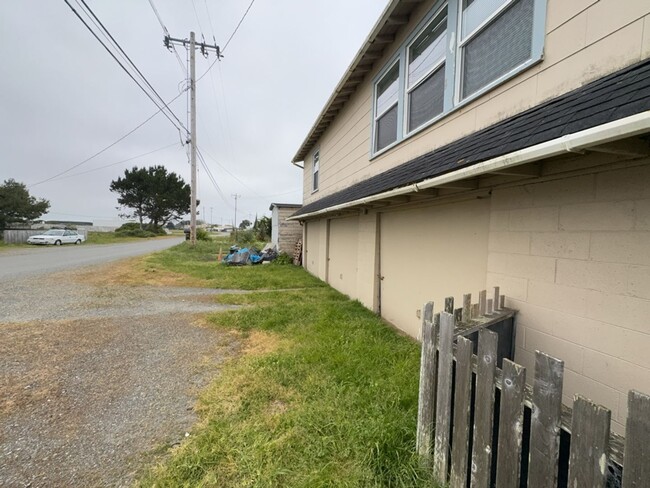 2313 Lindstrom Ave in Samoa, CA - Building Photo - Building Photo
