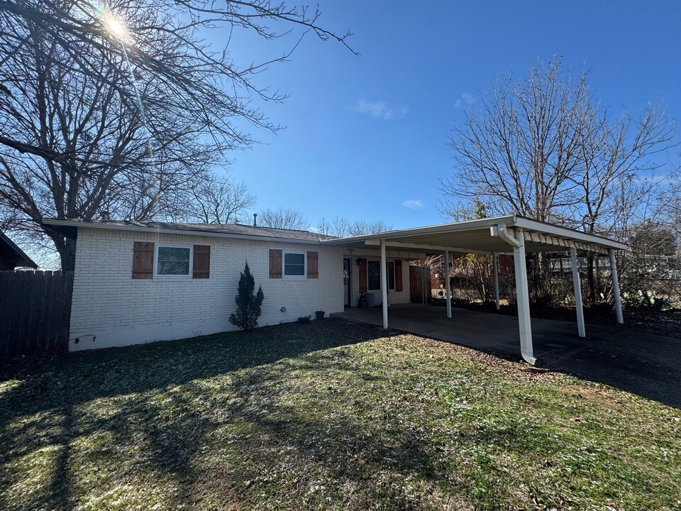 1350 Groesbeck St in Stephenville, TX - Building Photo