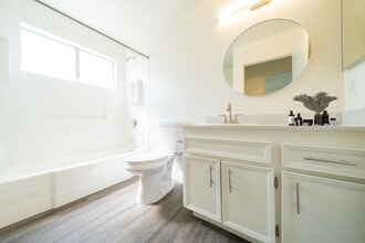 800 E Bobier Dr, Unit M14 in Vista, CA - Foto de edificio - Building Photo