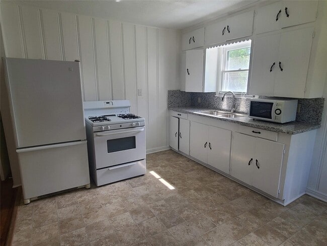 401 N Tinsley St in Angleton, TX - Building Photo - Building Photo