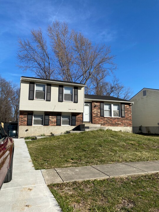 8605 Bost Ln in Louisville, KY - Building Photo