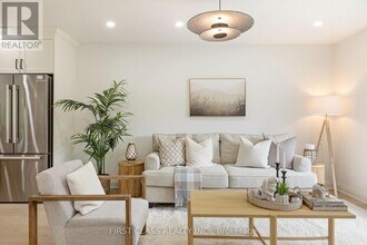 679 Village Pkwy in Markham, ON - Building Photo - Building Photo