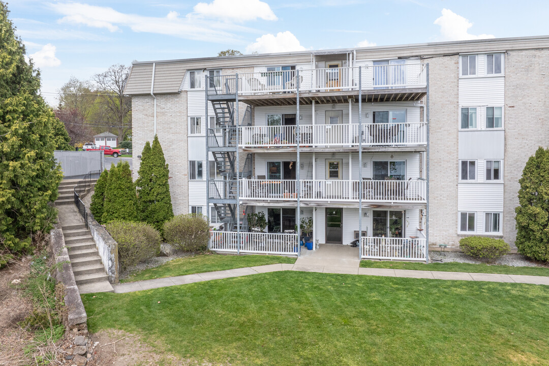 Ocean Point Condominiums in East Greenwich, RI - Building Photo