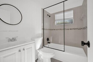 8295 NE Miami Ct in Miami, FL - Building Photo