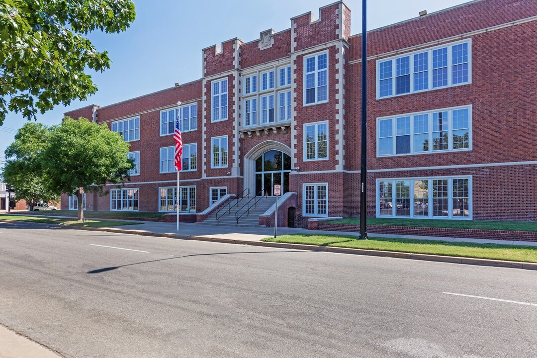 The Flats 324 in Wichita, KS - Building Photo