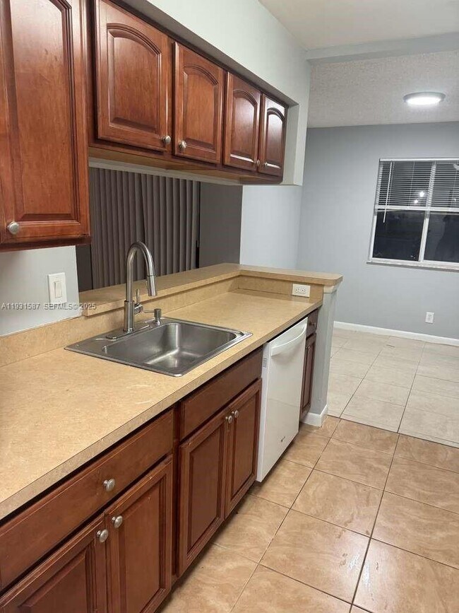 9855 Westview Dr in Coral Springs, FL - Building Photo - Building Photo