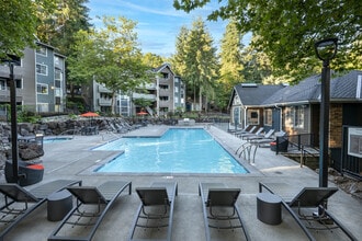 Overlook at Lakemont in Bellevue, WA - Foto de edificio - Building Photo