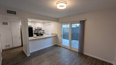 2260 N Indian Canyon Dr in Palm Springs, CA - Building Photo - Building Photo