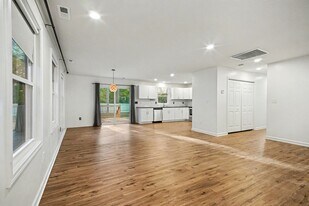 30 Azalea Way in Colonial Beach, VA - Building Photo