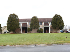 Maple Manor in Bridgeport, NY - Foto de edificio - Building Photo