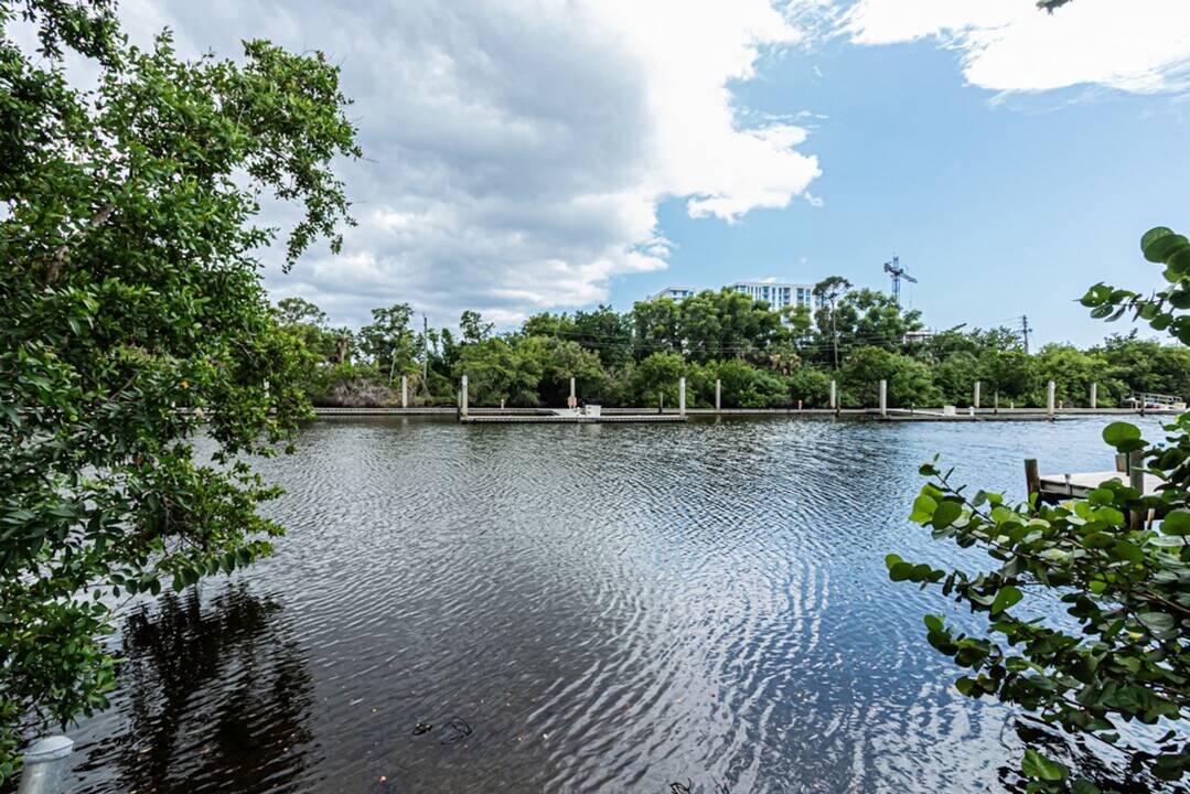 2140 Harbor Ln in Naples, FL - Building Photo
