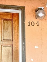 2740 W 63rd St in Hialeah, FL - Foto de edificio - Building Photo