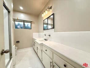 925 S Holt Ave in Los Angeles, CA - Building Photo - Building Photo