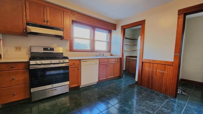 30 Holton St, Unit 1