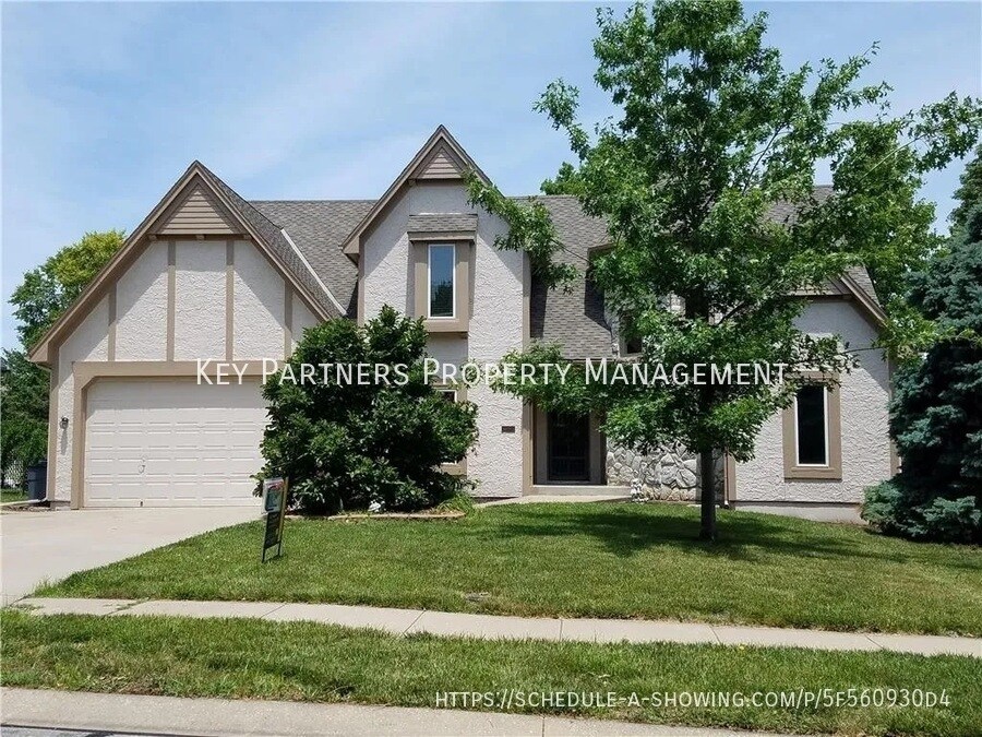 14281 S Arapaho Dr in Olathe, KS - Building Photo