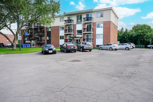 444 Rue Moreau in St-Eustache, QC - Building Photo - Building Photo