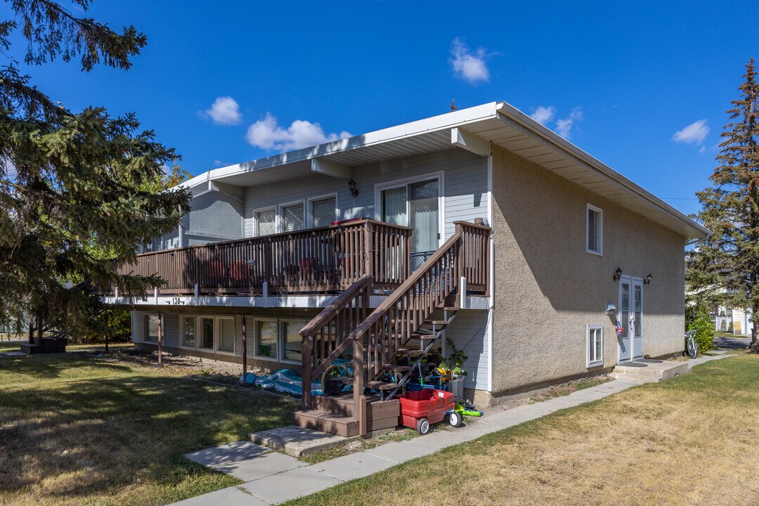 130 8 Av SW in High River, AB - Building Photo