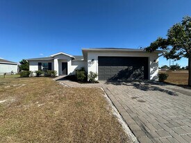 3813 NE 10th Pl in Cape Coral, FL - Building Photo