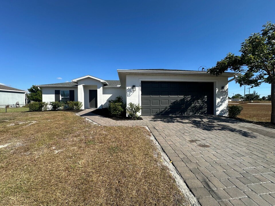 3813 NE 10th Pl in Cape Coral, FL - Building Photo
