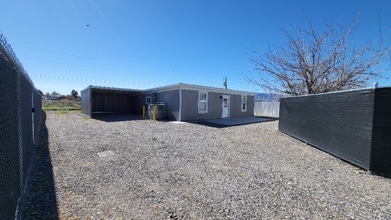 1611 E Gamebird Rd, Unit C in Pahrump, NV - Foto de edificio - Building Photo