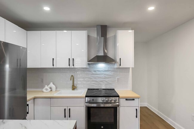 7800 Lundy's Ln in Niagara-On-The-Lake, ON - Building Photo - Building Photo