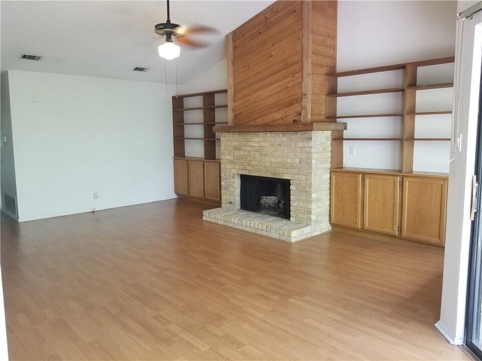 6614 Hart Ln in Austin, TX - Building Photo