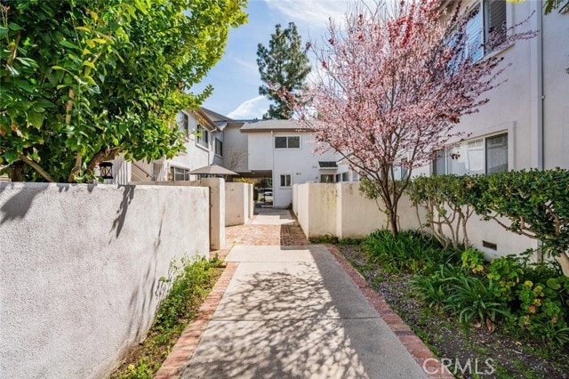18555 Collins St, Unit Room B in Tarzana, CA - Building Photo - Building Photo