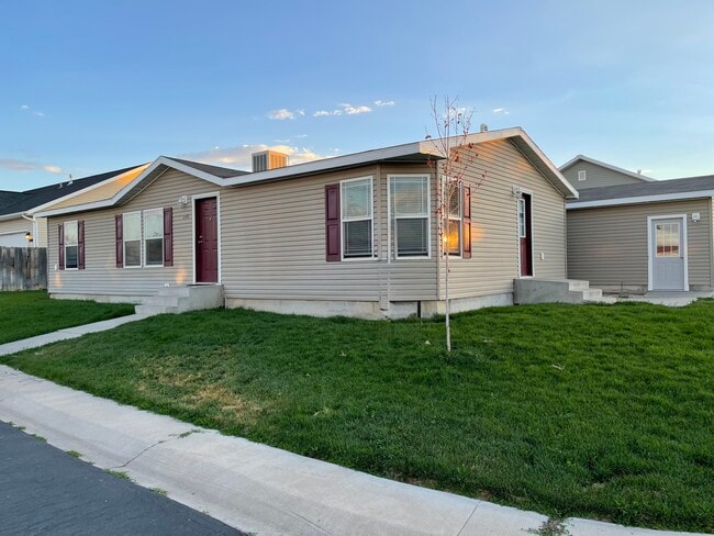 2066 S 150 W in Vernal, UT - Foto de edificio - Building Photo