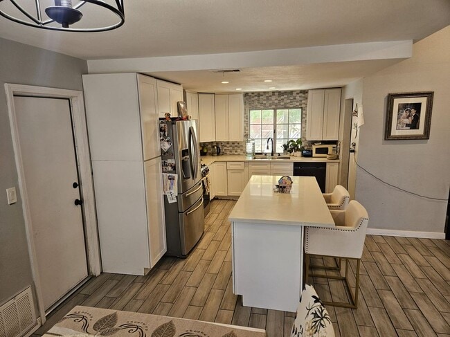 40266 Ronar St in Palmdale, CA - Foto de edificio - Building Photo