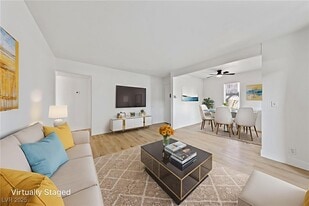 1390 E Vegas Valley Dr in Las Vegas, NV - Building Photo