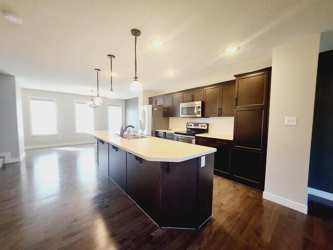 2265 Casey Cres SW in Edmonton, AB - Building Photo - Building Photo