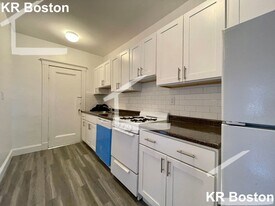 10 Vinal St in Boston, MA - Building Photo