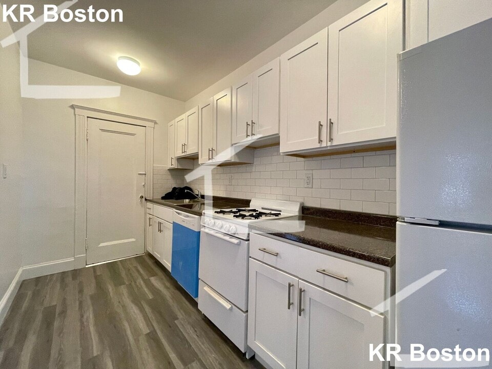 10 Vinal St in Boston, MA - Building Photo